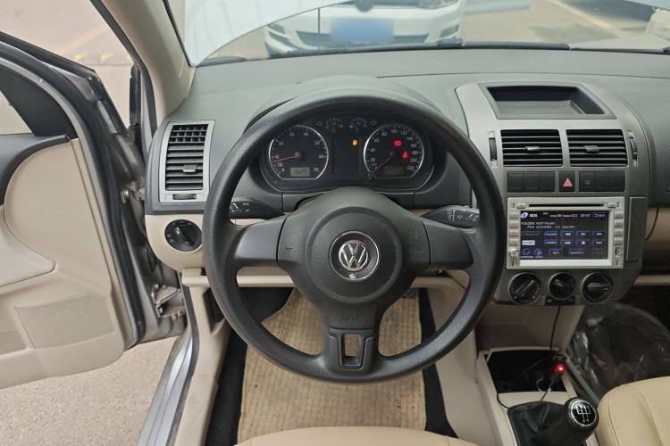 Used Volkswagen Polo 2011 Jingqu 1.6L Manual - Real Cool Edition Steering Wheel