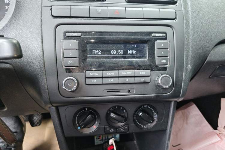 Used Volkswagen Polo 2011 1.4L Manual ZhiLe Edition Audio And AC Panel