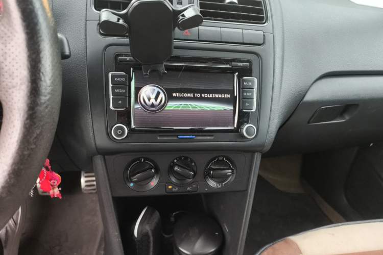 Used Volkswagen Polo 2011 1.4L Manual ZhiLe Edition Audio And AC Panel