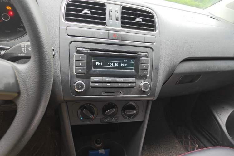Used Volkswagen Polo 2011 1.6L Manual ZhiShang Edition Audio And AC Panel