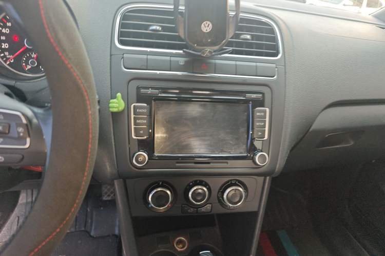 Used Volkswagen Polo 2011 1.6L Automatic ZhiShang Version Audio And AC Panel