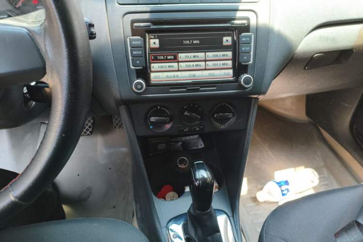 Used Volkswagen Polo 2011 1.6L Automatic ZhiShang Version Audio And AC Panel