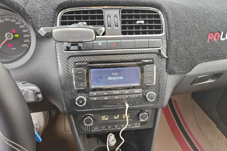 Used Volkswagen Polo 2011 1.6L Automatic ZhiShang Version Audio And AC Panel