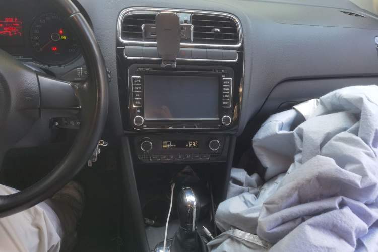 Used Volkswagen Polo 2011 1.6L Automatic ZhiKu Edition Audio And AC Panel