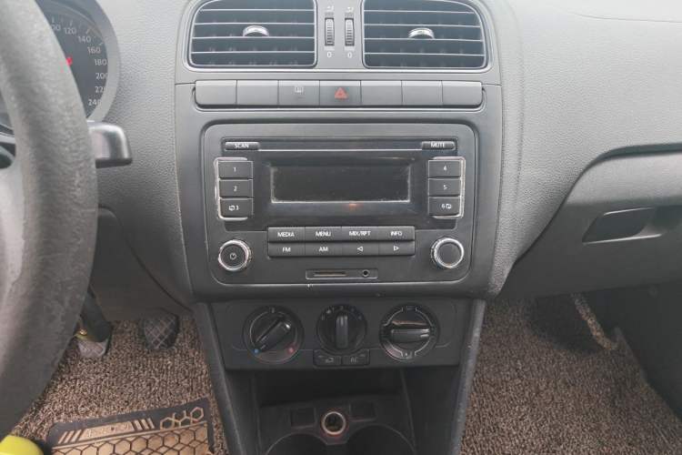 Used Volkswagen Polo 2011 1.4L Manual ZhiLe Edition Audio And AC Panel