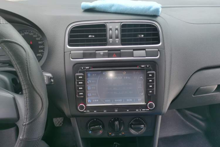Used Volkswagen Polo 2011 1.6L Manual ZhiShang Edition Audio And AC Panel