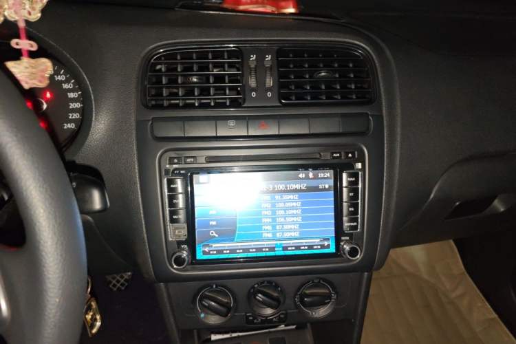 Used Volkswagen Polo 2011 1.4L Manual ZhiLe Edition Audio And AC Panel