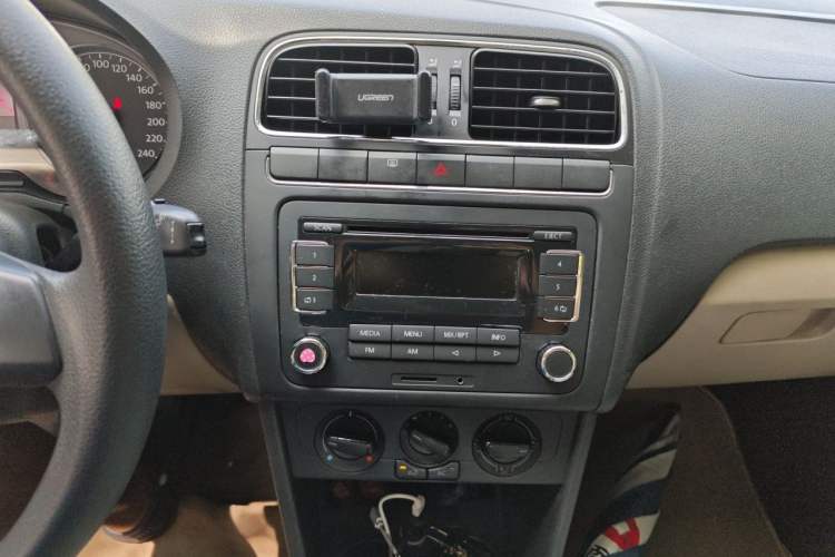 Used Volkswagen Polo 2011 1.4L Automatic ZhiShang Version Audio And AC Panel