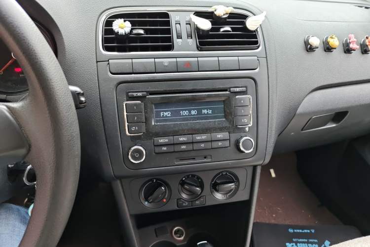 Used Volkswagen Polo 2011 1.6L Automatic ZhiShang Version Audio And AC Panel