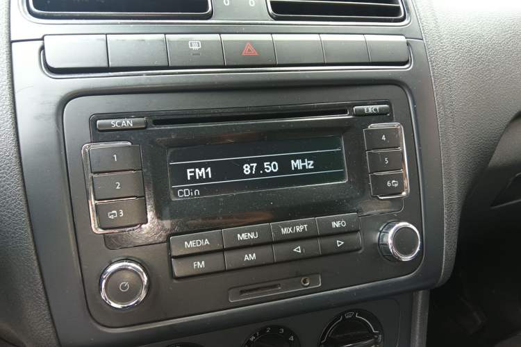 Used Volkswagen Polo 2011 1.4L Manual ZhiLe Edition Audio And AC Panel