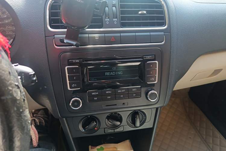 Used Volkswagen Polo 2011 1.6L Manual ZhiShang Edition Audio And AC Panel