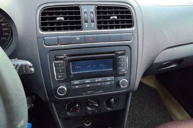 Used Volkswagen Polo 2011 1.4L Automatic ZhiShang Version Audio And AC Panel