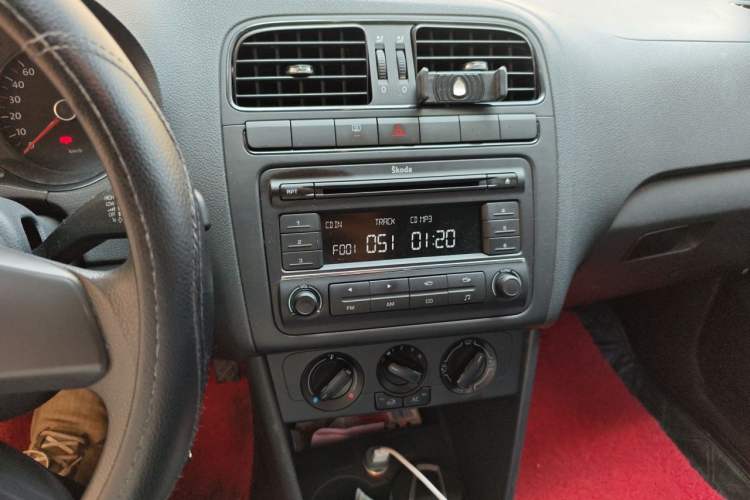 Used Volkswagen Polo 2011 1.4L Manual ZhiLe Edition Audio And AC Panel