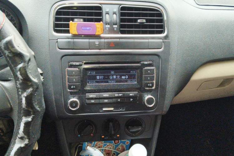 Used Volkswagen Polo 2011 1.6L Manual ZhiShang Edition Audio And AC Panel
