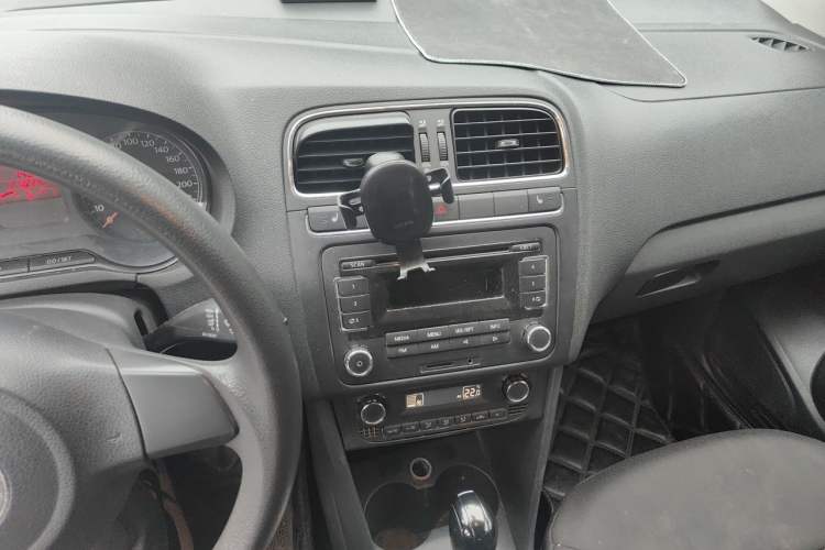 Used Volkswagen Polo 2011 1.4L Automatic ZhiCool Edition Audio And AC Panel