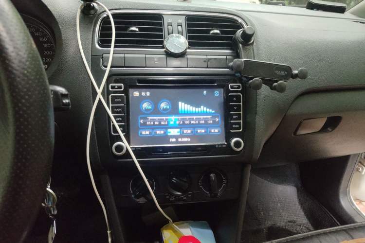 Used Volkswagen Polo 2011 1.6L Automatic ZhiShang Version Audio And AC Panel