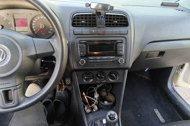 Used Volkswagen Polo 2011 1.4L Manual ZhiLe Edition Audio And AC Panel