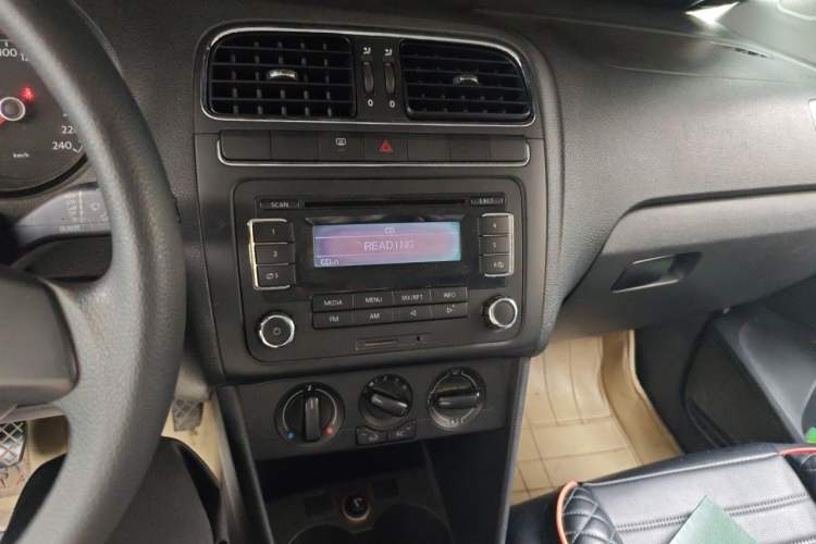Used Volkswagen Polo 2011 1.6L Manual ZhiShang Edition Audio And AC Panel
