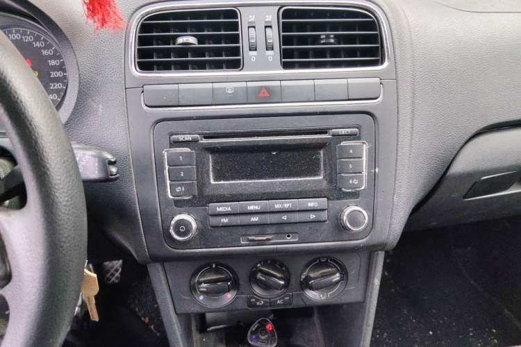 Used Volkswagen Polo 2011 1.6L Automatic ZhiShang Version Audio And AC Panel
