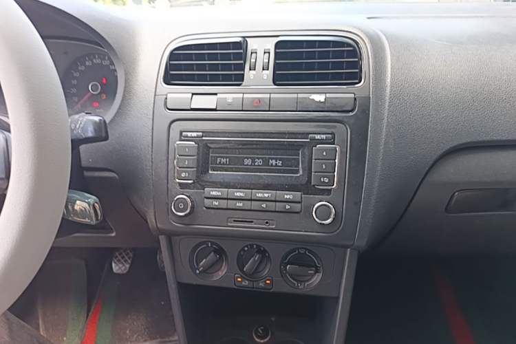 Used Volkswagen Polo 2011 1.4L Manual ZhiLe Edition Audio And AC Panel