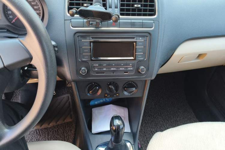 Used Volkswagen Polo 2011 1.4L Automatic ZhiShang Version Audio And AC Panel