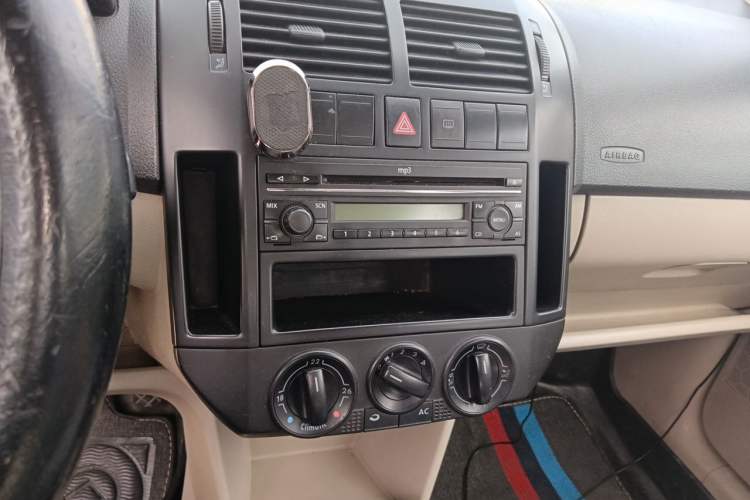 Used Volkswagen Polo 2011 Jingqu 1.4L Manual Sile Edition Audio And AC Panel