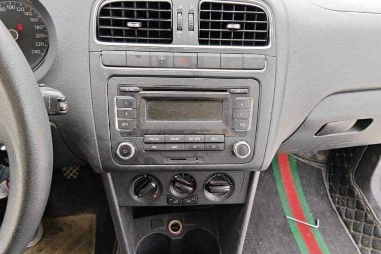 Used Volkswagen Polo 2011 1.6L Manual ZhiShang Edition Audio And AC Panel