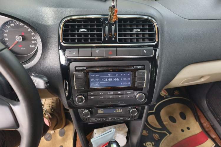 Used Volkswagen Polo 2011 1.6L Automatic ZhiKu Edition Audio And AC Panel
