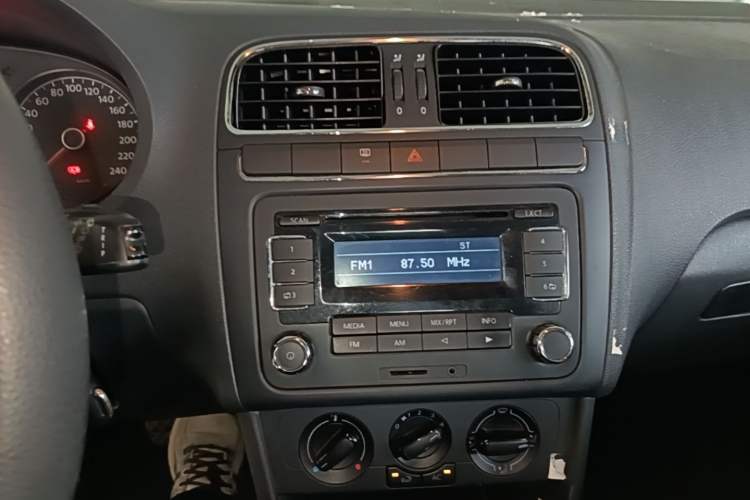 Used Volkswagen Polo 2011 1.6L Automatic ZhiShang Version Audio And AC Panel