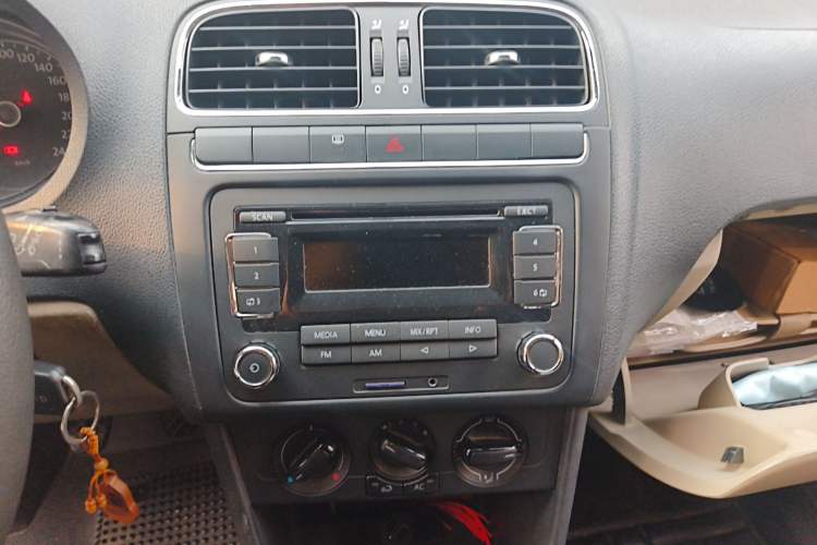 Used Volkswagen Polo 2011 1.4L Manual ZhiShang Edition Audio And AC Panel