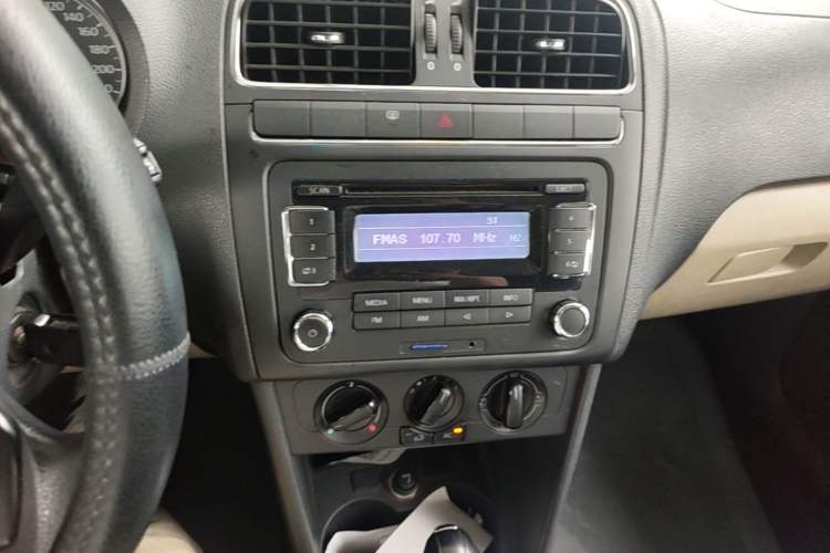 Used Volkswagen Polo 2011 1.6L Automatic ZhiShang Version Audio And AC Panel