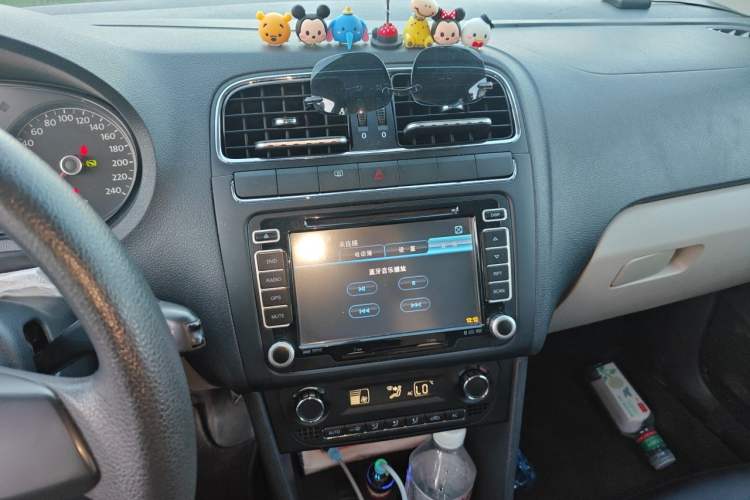 Used Volkswagen Polo 2011 1.6L Automatic ZhiKu Edition Audio And AC Panel