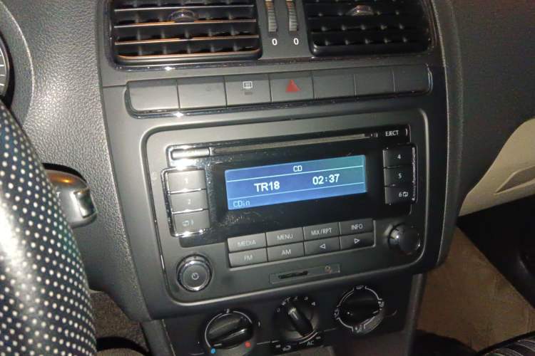 Used Volkswagen Polo 2011 1.6L Manual ZhiShang Edition Audio And AC Panel