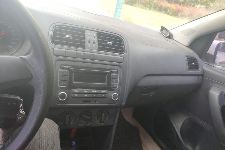 Used Volkswagen Polo 2011 1.4L Manual ZhiLe Edition Audio And AC Panel