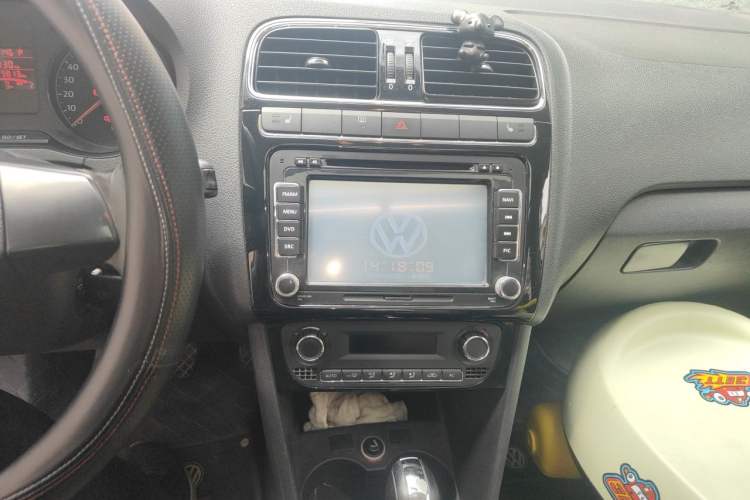Used Volkswagen Polo 2011 1.6L Automatic ZhiKu Edition Audio And AC Panel