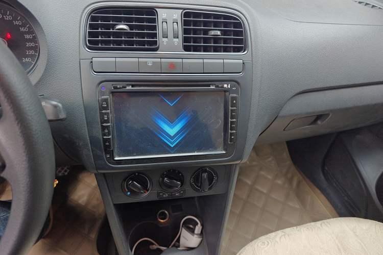 Used Volkswagen Polo 2011 1.4L Manual ZhiLe Edition Audio And AC Panel
