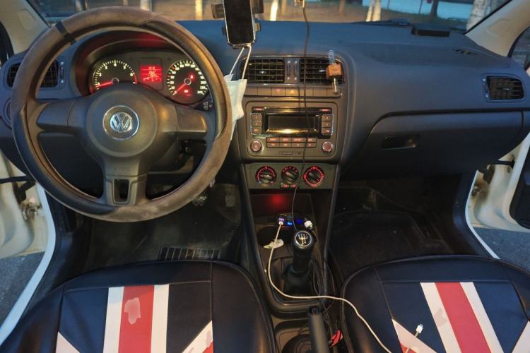 Used Volkswagen Polo 2011 1.4L Manual ZhiLe Edition Center Console