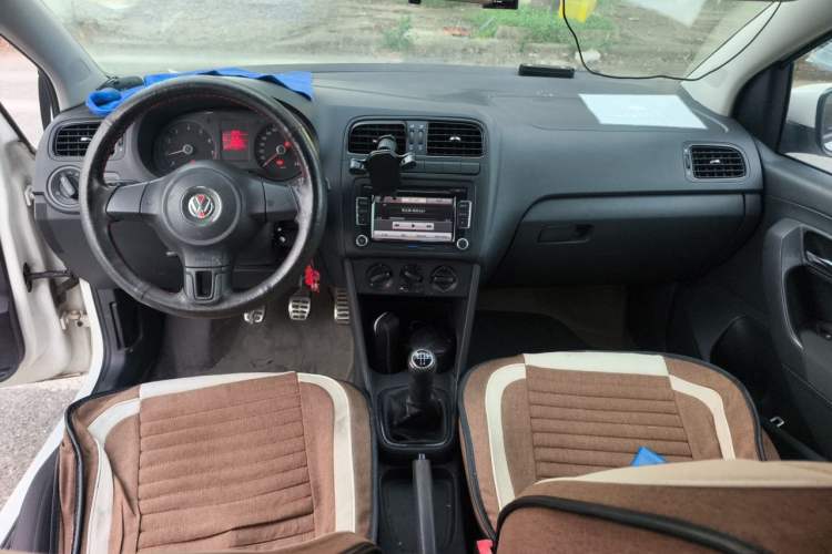 Used Volkswagen Polo 2011 1.4L Manual ZhiLe Edition Center Console