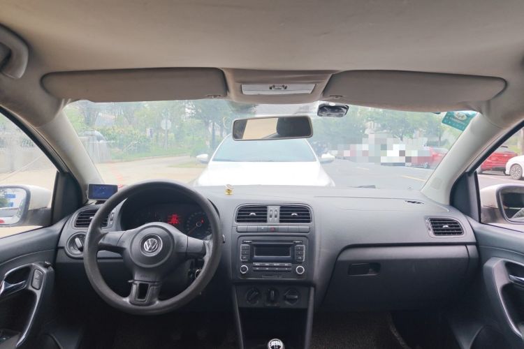 Used Volkswagen Polo 2011 1.4L Manual ZhiLe Edition Center Console