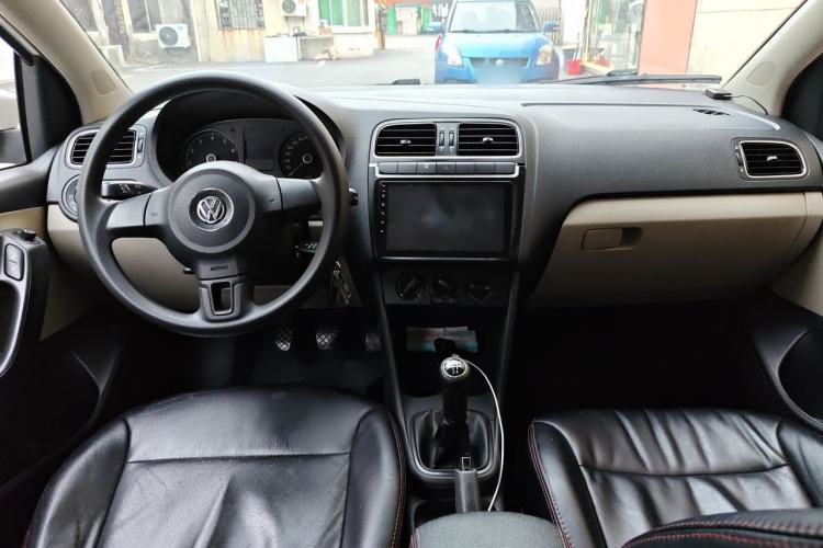 Used Volkswagen Polo 2011 1.6L Manual ZhiShang Edition Center Console