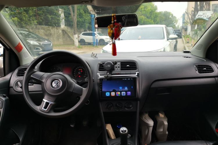 Used Volkswagen Polo 2011 1.4L Manual ZhiLe Edition Center Console