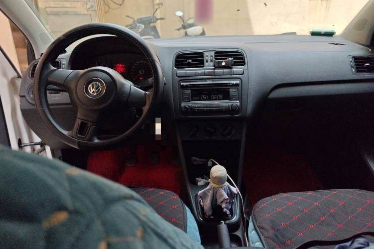 Used Volkswagen Polo 2011 1.4L Manual ZhiLe Edition Center Console