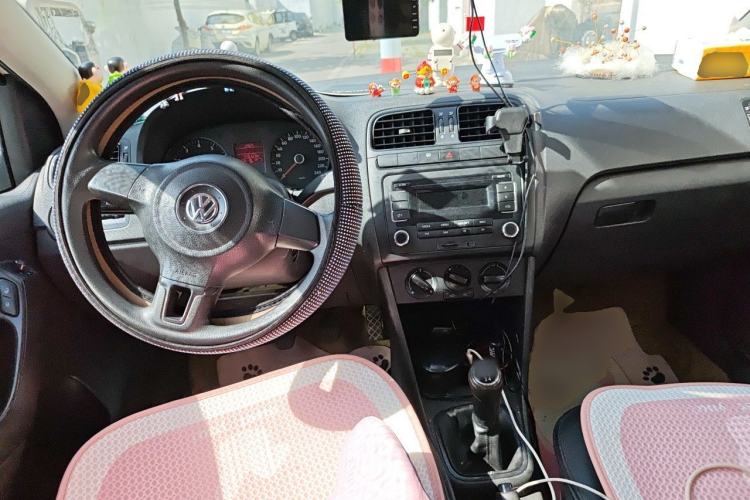 Used Volkswagen Polo 2011 1.4L Manual ZhiLe Edition Center Console