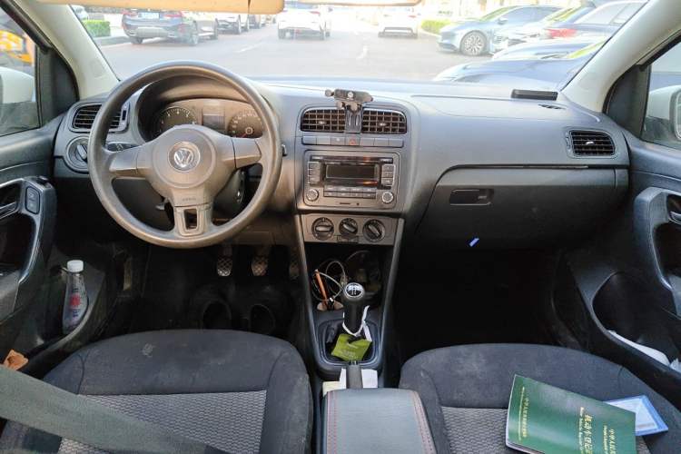 Used Volkswagen Polo 2011 1.4L Manual ZhiLe Edition Center Console