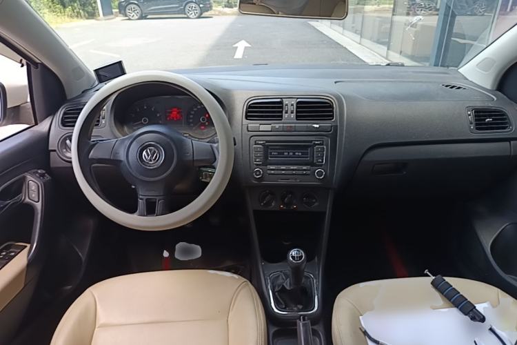 Used Volkswagen Polo 2011 1.4L Manual ZhiLe Edition Center Console