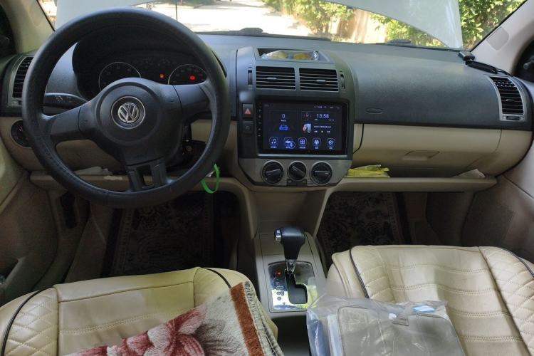 Used Volkswagen Polo 2011 Jingqu 1.4L Automatic Shishang Edition Center Console