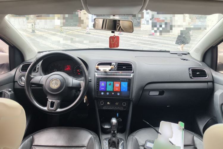 Used Volkswagen Polo 2011 1.6L Automatic ZhiKu Edition Center Console