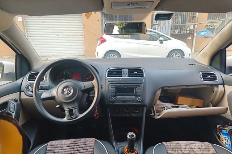 Used Volkswagen Polo 2011 1.4L Manual ZhiShang Edition Center Console