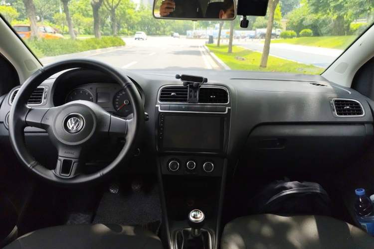 Used Volkswagen Polo 2011 1.6L Manual ZhiShang Edition Center Console