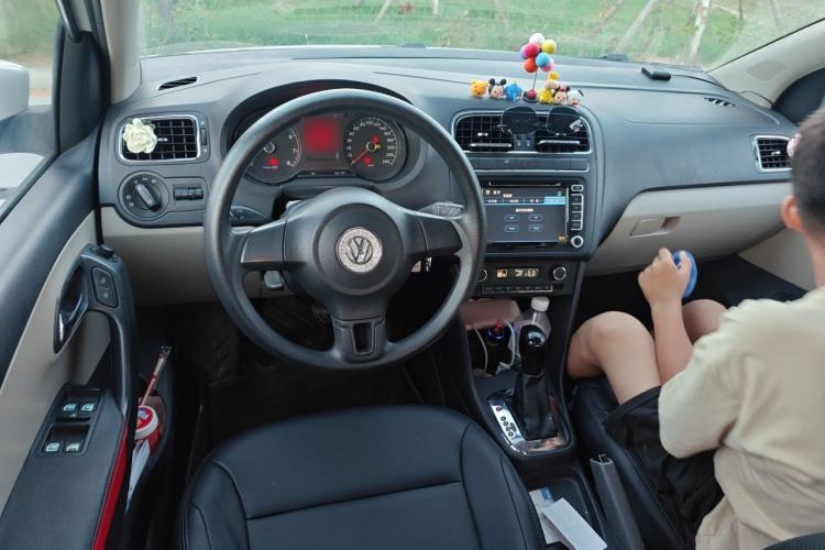 Used Volkswagen Polo 2011 1.6L Automatic ZhiKu Edition Center Console